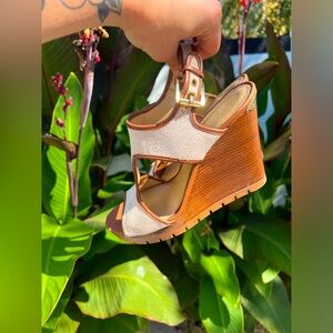 Michael Kohrs ivory canvas wedges 8 1/2 - run 1/2 size small